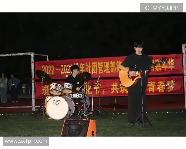 当热情球迷在人海中意外邂逅偶像级足球巨星的那一刻心潮澎湃 当热情球迷在人海中意外邂逅偶像级足球巨星的那一刻心潮澎湃